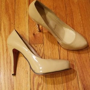 Cream lou vuitton look a red sole high heel